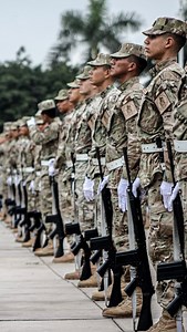 Desde pequeños soñamos con volar alto, con vestir el uniforme y servir a nuestra patria desde lo más alto del cielo. Hoy, ese sueño de niño se hace realidad en cada cadete que forma parte de la Escuela de Oficiales de la Fuerza Aérea del Perú. Este video es un homenaje a todos los que mantienen viva la vocación, el honor y el espíritu de servicio. Porque aquí no solo formamos oficiales, formamos líderes con alma de aviadores. 🇵🇪✈️ EOFAP: Donde el sueño se convierte en misión. | Escuela De Ofic