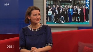 Seit mehreren Jahren zählt Annett Renneberg als Dr. Maria Weber zum beliebten Ensemble der Sachsenklinik in der ARD Serie In aller Freundschaft. Auf dem Roten Sofa hat die sympathische Schauspielerin von den neuen Folgen berichtet und auch ein bisschen Privates erzählt: https://1.ard.de/Annett_Renneberg | DAS! im NDR Fernsehen