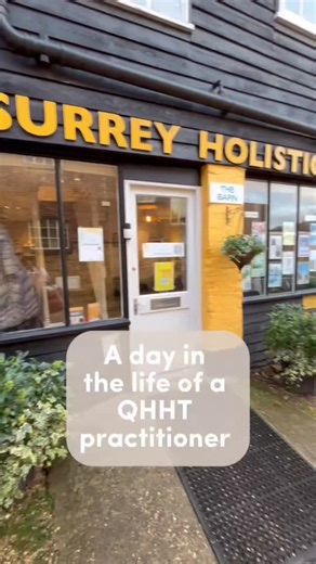 This is how I prepare for a QHHT session. QHHT is a deeply relaxed, guided process that helps you connect with the part of you that already knows - beyond thinking, analysing, or trying to figure things out. My role is to create the space for that knowing to come through. #qhht #surreyholistic #spiritualawakening #psychic #gettingready | The Life Healer