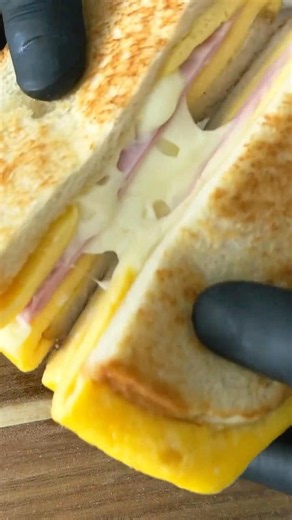 One Pan Egg Toast With Cheese Pull 🧀