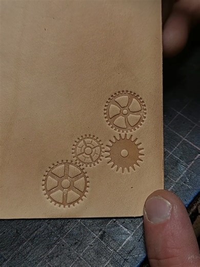 Une nouvelle collection est sur le point de voie le jour 😊 Et toi, tu aimes le style steampunk ? #steampunk #cuir #leather #satisfyingvideos #maroquinerie