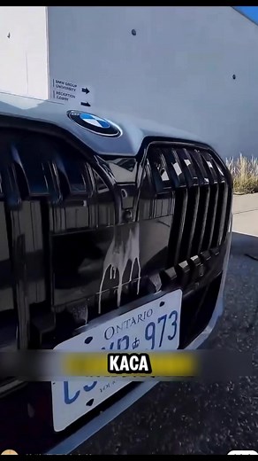 BMW bikin fitur genius atau fitur paling ngeselin? 🤯 Penyemprot kamera belakang tersembunyi di logo! Keren sih, tapi sisa sabunnya itu lho... 🧼 #BMW #DesainAneh #MobilListrik #shortsreels #reels | Nur Hayati