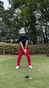 てらゆー on Instagram: "ドライバーショットを成功させるために必要なこと。 ①自分が理想とする弾道をできるだけ明確にイメージする フォームのことばかりを考えてもうまくいきません。 特にラウンド中は100点の球筋をイメージしてください。 もちろんその通りにならないことが多いですが、イメージした弾道から逆算されて体が動くということです。 ②緊張していても上半身をリラックスする 緊張をほぐそうとしても難しいです。緊張してる状態の中でいかに成功させるかに集中しましょう。緊張すると体が硬くなったり力が入りやすいので、深呼吸やジャンプなどして脱力してる状態を作りましょう。 ③いつものリズムで最後までバランスを崩さずにスイングする ゴルフは再現性を高めるとスコアが出るスポーツです。当然状況に合わせてアジャストすることも必要ですが、基本は再現性が高いスイングをするためにリズムとバランスを意識しましょう。 #てらゆー #てらゆう #ゴルフレッスン #ドライバー #ドライバーショット #テラユーゴルフ #テラユーゴルフスタジオ #terayougolf #terayougolfstudio 