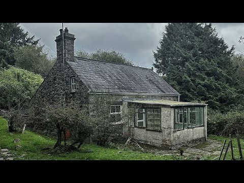 ABANDONED HOUSE SO HAUNTED NO ONE WANTS IT - ABANDONED AND HIDDEN IN THE WOODS