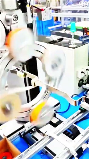 High-speed machine applying labels to bottles precisely