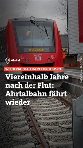 SWR Aktuell on Instagram: "🛤️ Zerstört wurde die Bahnstrecke bei der Ahrtal-Flut im Sommer 2021. 🚉 Am Freitagmittag wurde die wiederaufgebaute Strecke offiziell und feierlich eröffnet. Der planmäßige Betrieb beginnt am Sonntag, den 14. Dezember. 🧑‍🔧Die Strecke wurde erstmals elektrifiziert. Dafür wurden fünf Tunnel zwischen Rech und Altenahr vergrößert, um Platz für die Oberleitungen zu schaffen. 🏗️ Nach der Flut wurde erst zwei Jahre lang aufgeräumt und geplant. Im Herbst 2023 erfolgte dan
