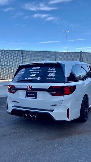 Honda Odyssey inspired type R! 😳 1 of 1 built by Bisimoto & JDI This new minivan has a K20C1 turbocharged engine, 6 speed manual transmission, Type R wheels, exhaust, suspension body work and more! World debut at The SEMA Show in Las Vegas #sema #sema2025 #kswap #kswaptheworld #savethemanuals #typeR #honda | HondaPro Jason