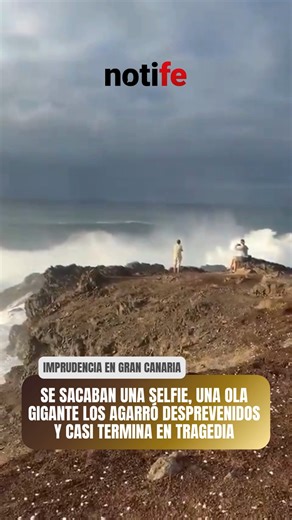 Notife on Instagram: "📸😬Un grupo de turistas estuvo a punto de terminar en tragedia en la isla española de Gran Canaria cuando, en plena tormenta, se acercó a sacarse selfies sobre unas rocas cerca del Faro de Sardina del Norte pese a las vallas y señales de advertencia: en el video se ve cómo una ola gigante los cubre por completo y los obliga a huir a toda prisa, con el agregado de que estaban junto a un acantilado de más de 20 metros de caída. #imprudencia #selfie #ola #españa #esviral #not