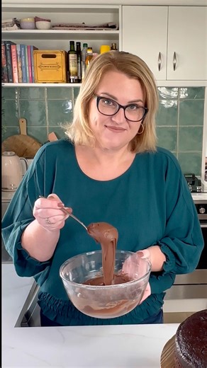 How I make my basic chocolate or vanilla icing. Sooo easy and seriously tasty. Recipe: 1 1/2 Cups Icing Sugar, 210 grams, sifted 1 1/2 Tablespoons cocoa powder, sifted, (omit for vanilla) 5 grams Butter, melted 1 teaspoon Vanilla Flavoured Essence 3-4 Tablespoons water My cups are NZ 250ml, TBSP 15ml | Just A Mum's Kitchen