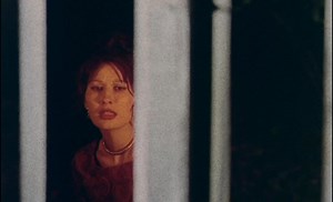 „Jagt die jungen Mädchen - Jeunes filles impudiques“ (1973) – Jean Rollin und die Ästhetik der Mädchenjäger-Filme zwischen Surrealismus und Gesellschaftsreflexion Ein cineastischer Beitrag von Jens Geutebrück Jean Rollins Film Jeunes filles impudiques (1973), der unter seinem Pseudonym Michel Gentil erschien, nimmt innerhalb seines Gesamtwerks eine Sonderstellung ein. Während Rollin sonst für seine poetisch-surrealen Vampirfilme bekannt ist, in denen Erotik und Tod, Traum und Wirklichkeit ineina