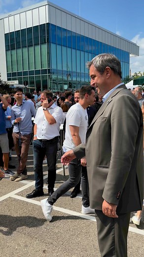 172K views · 1.9K reactions | Riesige Schlange für Fotos und Selfies heute bei MTU Aero Engines  Dazu spielten die DJs „Spider Murphy Gang“ und „Münchner Freiheit“. War ein super Mitarbeiter-Sommerfest. Danke für Eure Geduld. Ihr seid ein tolles Team! | Markus Söder | Facebook