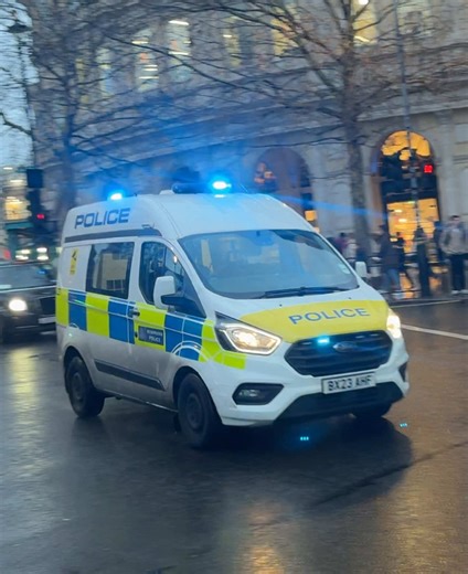 🚔 #metropolitanpolice | 2023 (23 Plate) Ford Transit PTV responding in Trafalgar Square under blue lights and sirens. This vehicle is operated by the Emergency Response Policing Team (ERPT). #MetPolice #TSG #PublicOrder #999Response