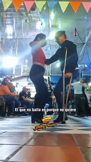 Definitivamente la salsa se lleva en la sangre y es cuestión de meterle actitud y power 😎🪇🔥 #salsa #viral #gentebailando #bailandosalsa #latin | Salsa Power