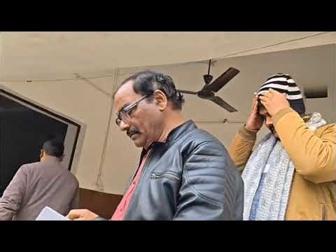 राजस्व कर्मचारी पांच हजार घुस लेते रंगे हाथ धरा गया,मीडिया का कैमरा देखते हीं मुंह छुपाने लगा।