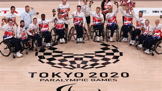 Who are the Paralympic wheelchair basketball commentators on Channel 4?