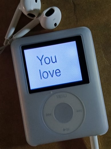 lovefool - the cardigans // with my mp3 player.🎧🎶 #2000snostalgia #mp3player #musicplayer #musiclyricsvideos #music