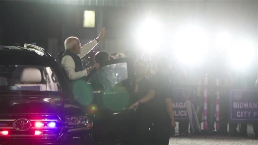 WATCH || PM Narendra Modi receives a grand welcome from a huge crowd upon his arrival in Kolkata. #pmmodiinwestbengal #pmmodiinkolkata PMO India Ministry of Information & Broadcasting, Government of India Press Information Bureau - PIB, Government of India | DD India