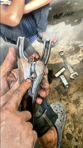 How to feed clutch release bearing?#clutchreleasebearing #clutchfork #autorepair #rxmechanic