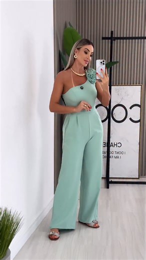 Strass Moda Feminina e Acessórios | Loja Online on Instagram: "Um ombro só que alonga, afina e entrega presença instantânea.✨ Leve, sofisticado e perfeito para brilhar sem esforço!💚 ✔ Macacão Manga Nula Érica ✔ Colar Dourado Samara - Na compra do colar, ganhe o brinco! ✔ Parcele sua compras em 10x sem juros em nosso site . . -—————————————— www.lojastrass.com.br -—————————————— Para dúvidas sobre tamanho, tecido e modelagem chame no Whatsapp (47) 99783-4473 . Entregamos para todo Brasil🇧🇷 . C