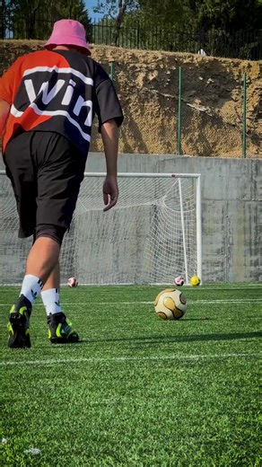 How to proper shoot a knuckleball⚽️🎯 Credits: @oleynikart #knuckleball #tipps #tutorial #football #technique