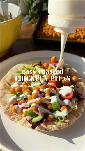 easy roasted chickpea pitas 🥙 recipe on my blog kennascooks.com #pita #healthyrecipes #easyrecipe