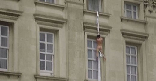 Does This Video Show a Naked Child Escaping Buckingham Palace?