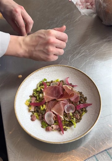 CHAUD DEVANT ! Salade de lentilles tiède, les clients attendent alors il faut aller vite ! 😬 #service #cuisine #recette