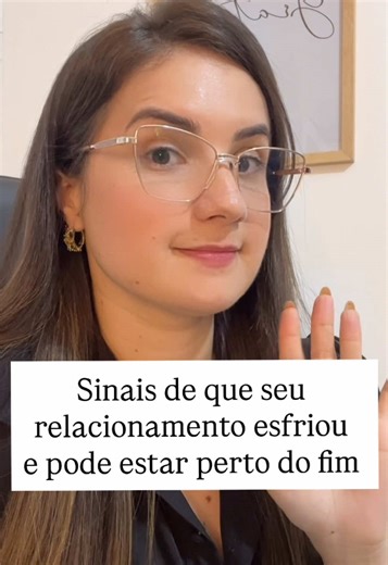 É normal que, com o tempo, o relacionamento passe por fases de esfriamento. A rotina pesa, o cansaço acumula, pequenas mágoas vão ficando sem conversa… e quando percebemos, a distância já se instalou. Mas nem todo distanciamento significa que o amor acabou. Às vezes significa que algo precisa ser dito, ajustado e cuidado. Relacionamentos não terminam apenas por grandes erros. Muitas vezes eles se desgastam pela falta de diálogo, pela ausência de presença e pela dificuldade de falar sobre o que r