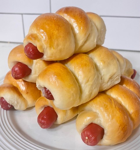 Bread Rolls “Pig in a blanket” | Foodzizzles