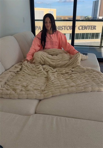 Comfort Dreamer Blanket Review: Plush, Weighted, Most-Sold