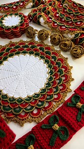 ✨🎄 O Natal já está chegando e nada melhor do que preparar a mesa com muito carinho e encanto! Esse jogo americano completo vai transformar a sua ceia: jogo americano, porta talher, porta copo, porta guardanapo em flor e também em coração ❤️🌸 Tudo pensado nos mínimos detalhes para deixar sua mesa ainda mais especial nessa data tão mágica. 🌟 Cada peça feita à mão, com amor, para que sua família viva momentos inesquecíveis! #Natal2025 #MesaPosta #CrochêDeEncanto #NatalFeitoAMão #JogoAmericano #P