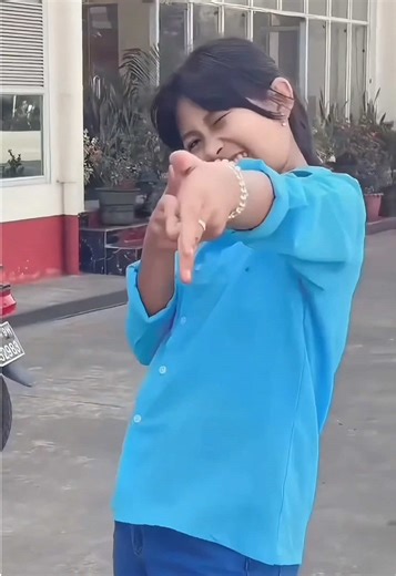 #KLingCreators #KlingAI 🔥 AI Idol Dance Clone & Expression Copy Tutorial 👩‍🎤💃✨ TikTok မှာ အခုအရမ်း viral ဖြစ်နေတဲ့ AI dance trend ပါ 🚀 บทแนะนำ: วิธีสร้าง AI โคลนท่าเต้นและสีหน้าท่าทาง 👩‍🎤💃✨ นี่คือเทรนด์การเต้น AI ที่กำลังฮิตบน TikTok ตอนนี้ 🚀 AI effect trend hit အနေနဲ့ selfie photo / short video ကို upload လုပ်ပြီး celebrity dance & facial expression ကို automatic copy ပြောင်းပေးနိုင်ပါတယ် ผลลัพธ์ออกมาดูเหมือน idol dance จริงมาก natural จนเหมือนเต้นเองเลย 😳🔥 ဒီ AI idol dance effect က 