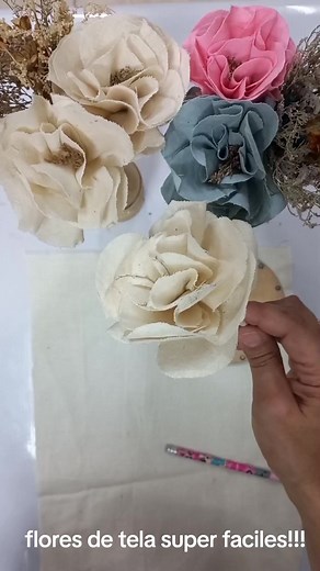 Cómo hacer flores de tela super fáciles!