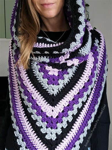 🇺🇲🇳🇱 𝑷𝒖𝒎𝒑𝒌𝒊𝒏 𝑷𝒊𝒆 𝑯𝒐𝒐𝒅𝒆𝒅 𝑪𝒐𝒘𝒍 🤍 And many more hooded cowl patterns in my Etsy&Ravelry Shop, go check them out! Copyright @annahhaakt @that70s_crochet #hoodedcowl #hoodedscarf #crochetpattern #crochetinspiration #crochetcowl