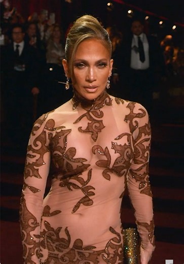 Jennifer Lopez Stuns on the Golden Globes Red Carpet