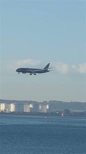 Jetstar flight landing at Sydney Airport in the morning #jetstar #sydney #aviation #airbusa320