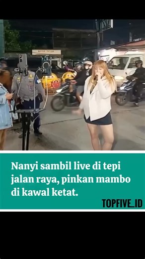 🌎TOP FIVE ID | Sempat ramai soal jualan donat kontroversinya, kini pinkan mambo terlihat bernyanyi sambil live di tepi jalan terlihat sambil di kawal petugas. | Instagram