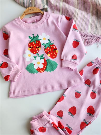 Çilek gibi tatlı bir pijama 🍓Yumuşak kumaş, renkli tasarım ve rahat kesim... Hepsi bir arada! 💕 ✨️ 1, 2, 3 yaşlarda mevcut ✨ \u00100 pamuk ✨ Premium kaliteli kumaş ✨ Çocuğunuzun tatlı rüyaları için mükemmel bir pijama takımı ✨️Kapıda nakit ve kartla ödeme seçeneği ✨️Havale/eft ✨️Web sitemizde kredi kartına taksit imkanı Sınırlı stok! 🔥 Hemen keşfetmek için profilimize gözatın! 🛍️ Sipariş Yöntemleri: ✔DM’den bize yazabilirsiniz ✔Web sitemizden kolayca sipariş verebilirsiniz 🚚 Aynı gün kargo 