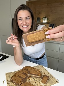 Biscoff Caramel Fudge Stücke 😍🍪 Wir brauchen Für den Boden: • 250 g Biscoff-Kekse • 100 g geschmolzene Butter • 50 g Biscoff-Creme Für die Karamell-Fudge-Schicht: • 1 Dose gezuckerte Kondensmilch (ca. 400 g) • 50 g Butter Für die Schokoschicht: • 180 g Schokolade (z. B. Vollmilch oder Zartbitter) • 100 g Biscoff-Creme • 1 TL neutrales Öl Und so einfach gehts - Kekse fein zerkrümeln, mit Butter und Biscoff-Creme vermischen, in eine mit Backpapier ausgelegte Form geben und festdrücken. - Kondens