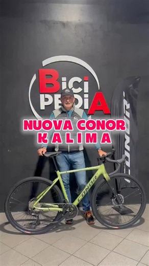 🚴‍♀️ NUOVA CONOR KALIMA 2026 Pronta a tutto: città, sterrato, turismo. Telaio in alluminio forgiato, forcella in carbonio, passaggi cavi interni e attacchi per borse da cicloturismo. Versatile e robusta, perfetta per il territorio toscano 🌄 🔧 Montata con Shimano GRX610 2x12, copertoni fino a 700x45C, peso di soli 11 kg. Un solo allestimento, un solo colore: tutta l’essenza del gravel. 📍 Vieni da Bicipedia, primo Conor Point della Toscana, per scoprire da vicino tutta la gamma CONOR! #ConorBi