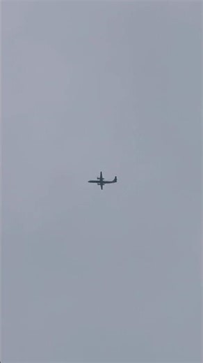 プロペラ機の低空飛行🌫️✈︎