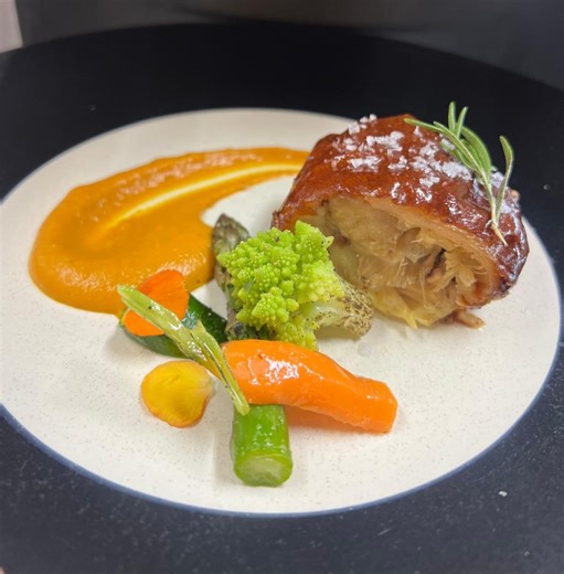 Nectari | Hoy tenemos: cochinillo con zanahoria asada y verduritas de nuestro huerto. 🐖🥕🌿 Hecho con muchísimo cariño y pensado para que lo disfruten... | Instagram