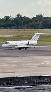 O Hawker Beechcraft 4000, também conhecido como Horizon, é um jato executivo super midsize que chama atenção pela combinação de alcance, velocidade e conforto. No vídeo, registramos o PP-MBX chegando ao Aeroporto Eduardo Gomes após voo de Cascavel até Manaus. Após uma hora em solo, o Hawker decolou rumo à Flórida. Apesar de tecnologicamente avançado e muito elogiado por pilotos, o Hawker 4000 teve produção limitada. #aviacaoamazonia #aviation #pilot #manaus #brasil | Aviação Amazônia