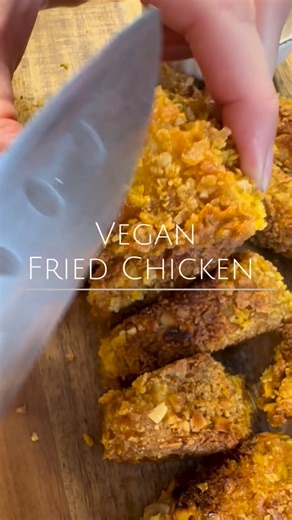 Viv | 🌱 vegane Rezepte • schnell • kinderleicht on Instagram: "Ich könnte niemals einfach in einen Tofublock beißen – aber dieses Tofu Fried Chicken? 🤤 Absoluter Gamechanger! Außen ultra crunchy, innen saftig und sooo unkompliziert gemacht. Wenn du dachtest, du magst keinen Tofu… probier DAS! 🔥 #healthyfood #veganfood #tofufriedchicken #einfachkochen #crunchy #soulfood #chrunchytofu"