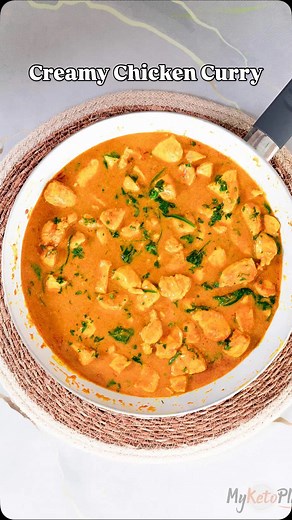 This creamy chicken curry is the kind of dinner that makes you forget about takeout 🍛💛 It’s made in one pot with tender chicken, coconut milk, and lots of warm, cozy spices. The sauce is super creamy, a little spicy, and full of flavor without being too heavy. Ready in about 30 minutes, it’s perfect for busy weeknights, meal prep, or whenever you’re craving a comforting bowl of curry. Serve it with cauliflower rice, rice, or naan and you’ve got an easy, healthy dinner that everyone loves. If y