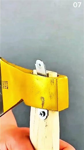 The process of screwing screws into a manual precision wood jig