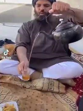 رياكشن واحد يصب شاي و يعلك