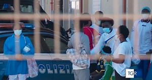 Pozzallo, arriva la task force mentre l'hotspot si svuota