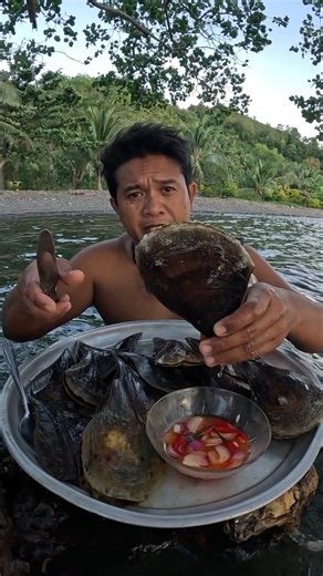Fisherman Eating Fresh Raw Clams! 🌶🤤