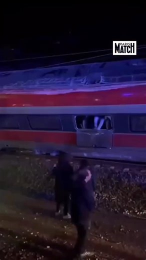 Crash de trains mortel en Andalousie 🚨 Un grave accident de train s’est produit dimanche 18 janvier 2026 en début de soirée, près de Adamuz, dans la province de Córdoba, au sud de l’Espagne. Deux trains à grande vitesse sont entrés en collision après le déraillement de l’un d’eux, qui a traversé la voie opposée. Le premier train, exploité par Iryo, reliait Málaga à Madrid. Le second, un train Renfe, circulait de Madrid vers Huelva. Selon les autorités espagnoles, le bilan provisoire fait état d